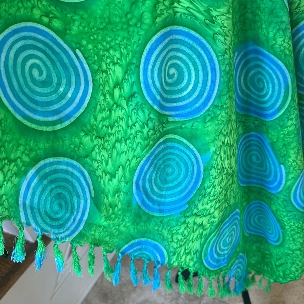 SCARF/WRAP ladies, vibrant, green and blue with tassels excellent condition
